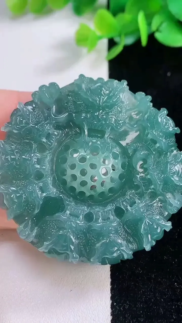 天然A货翡翠冰种蓝水九龙至尊 龙牌吊坠，尺寸51.4-50-11.4，重量:50.35g
12月1日