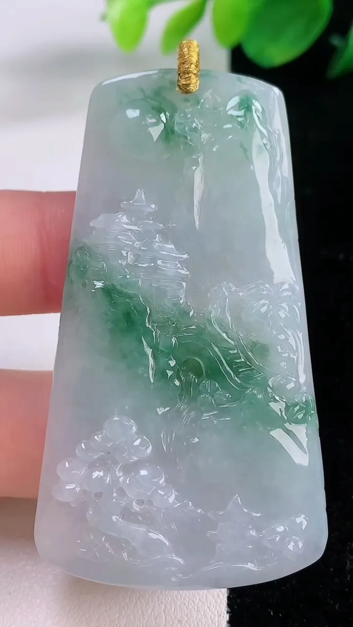 天然A货翡翠牌吊坠，尺寸61.7-33.2-6.2，重量:29.53g
12月1日