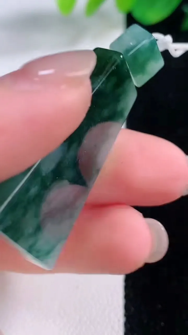 天然A货翡翠飘花无事牌吊坠，尺寸35.8-24.2-5.7，重量:13.60g
12月1日