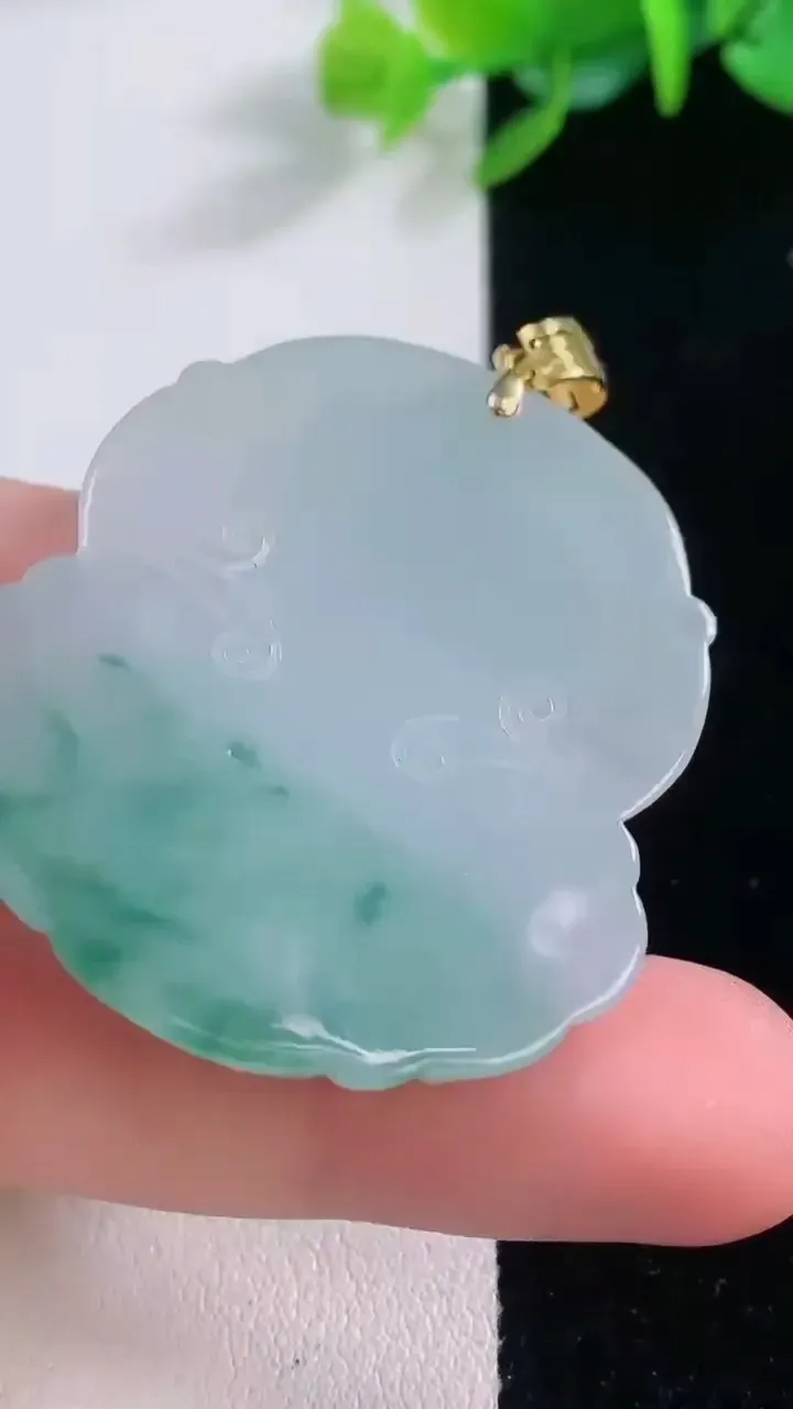 天然A货翡翠种飘花观音头吊坠，尺寸40.8-36.2-5.2，重量:16.32g
12月1日