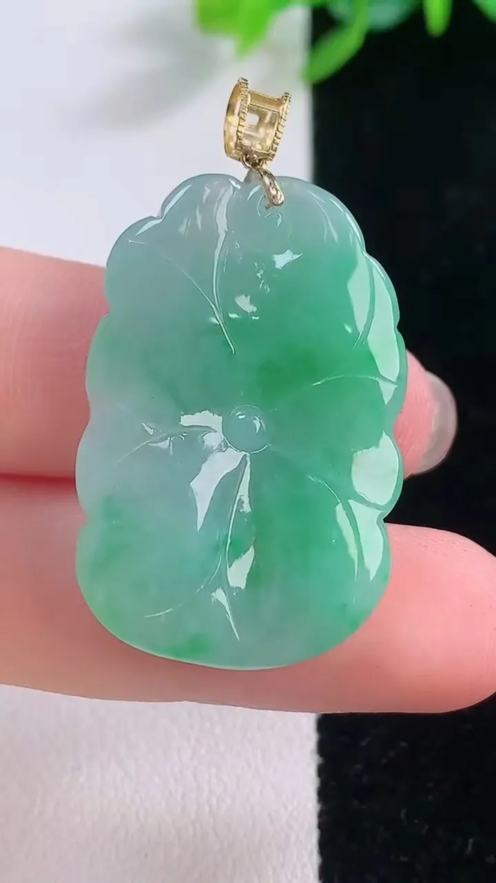 天然A货翡翠和和美美 荷叶鱼吊坠，尺寸33-21.6-6.5，重量:9.57g
12月1日