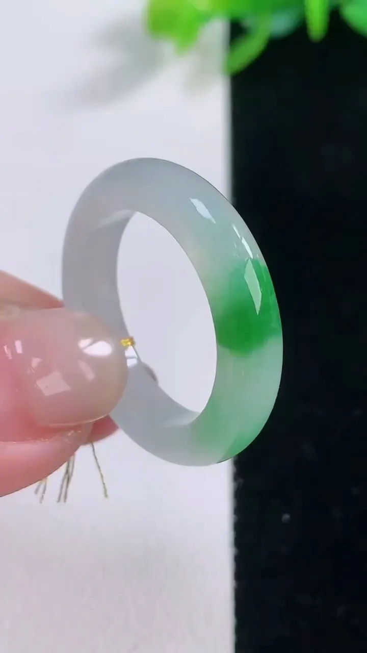 天然A货翡翠指环 戒指，尺寸19.6-4.8-3.6，重量:4.44g2025年12月1日
工厂直销