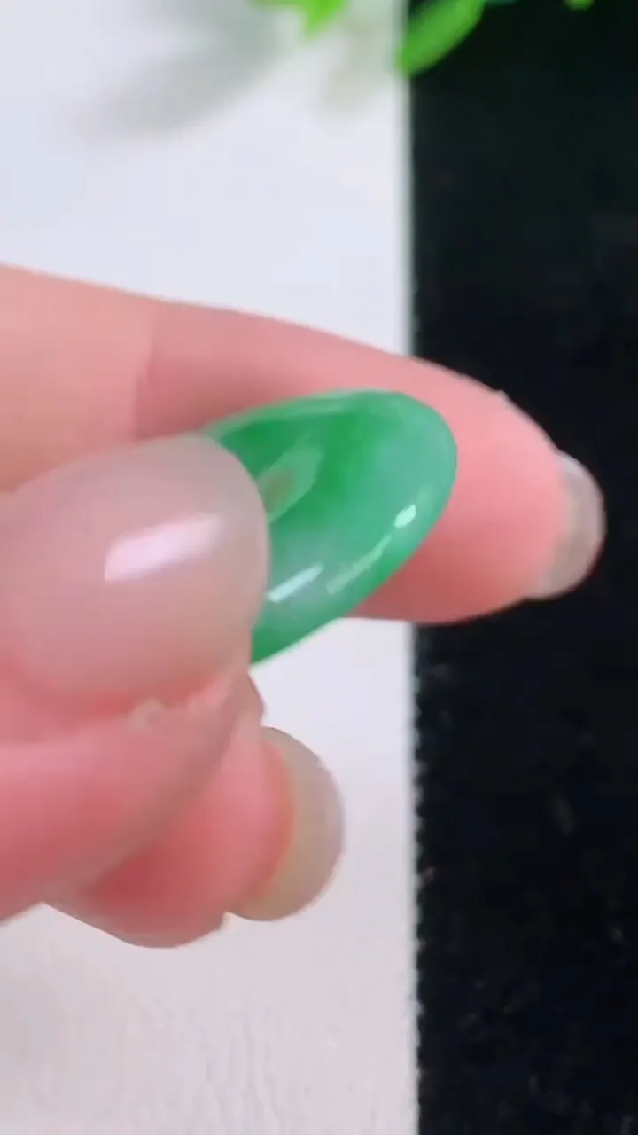 天然A货翡翠平安扣吊坠，尺寸24.7-4，重量:5.51g
12月1日