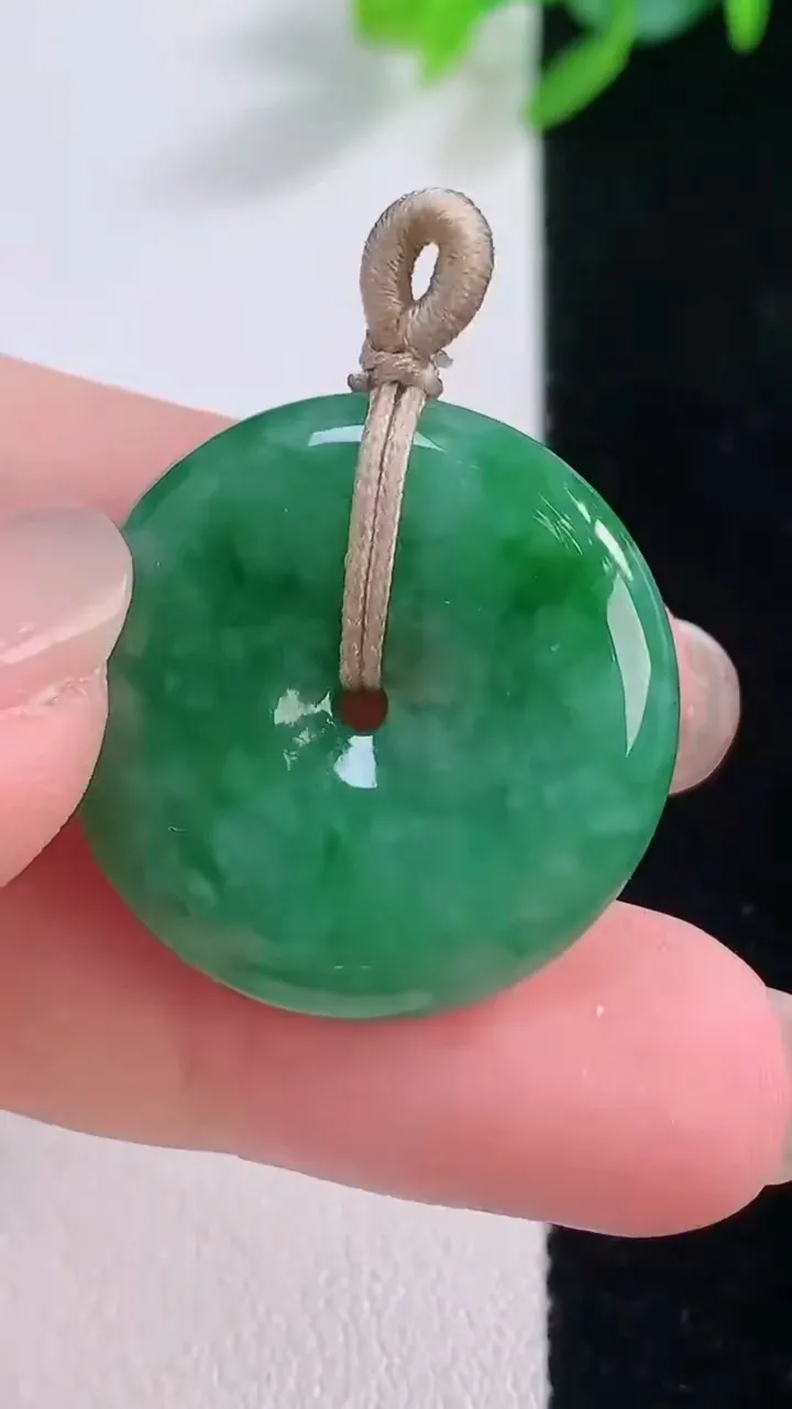天然A货翡翠平安扣吊坠，尺寸25-5，重量:7.42g
12月1日