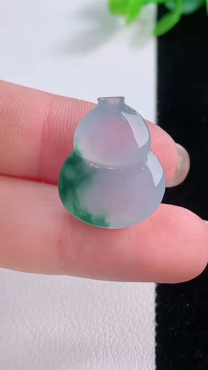 天然A货翡翠冰种飘花葫芦镶嵌件，尺寸20.4-16.7-6，重量:3.48g
12月1日