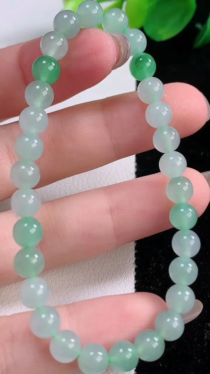 天然A货翡翠圆珠手串，尺寸5.8-30颗，重量:11.05g12月1日
工厂直销收藏佳品,种好水足，