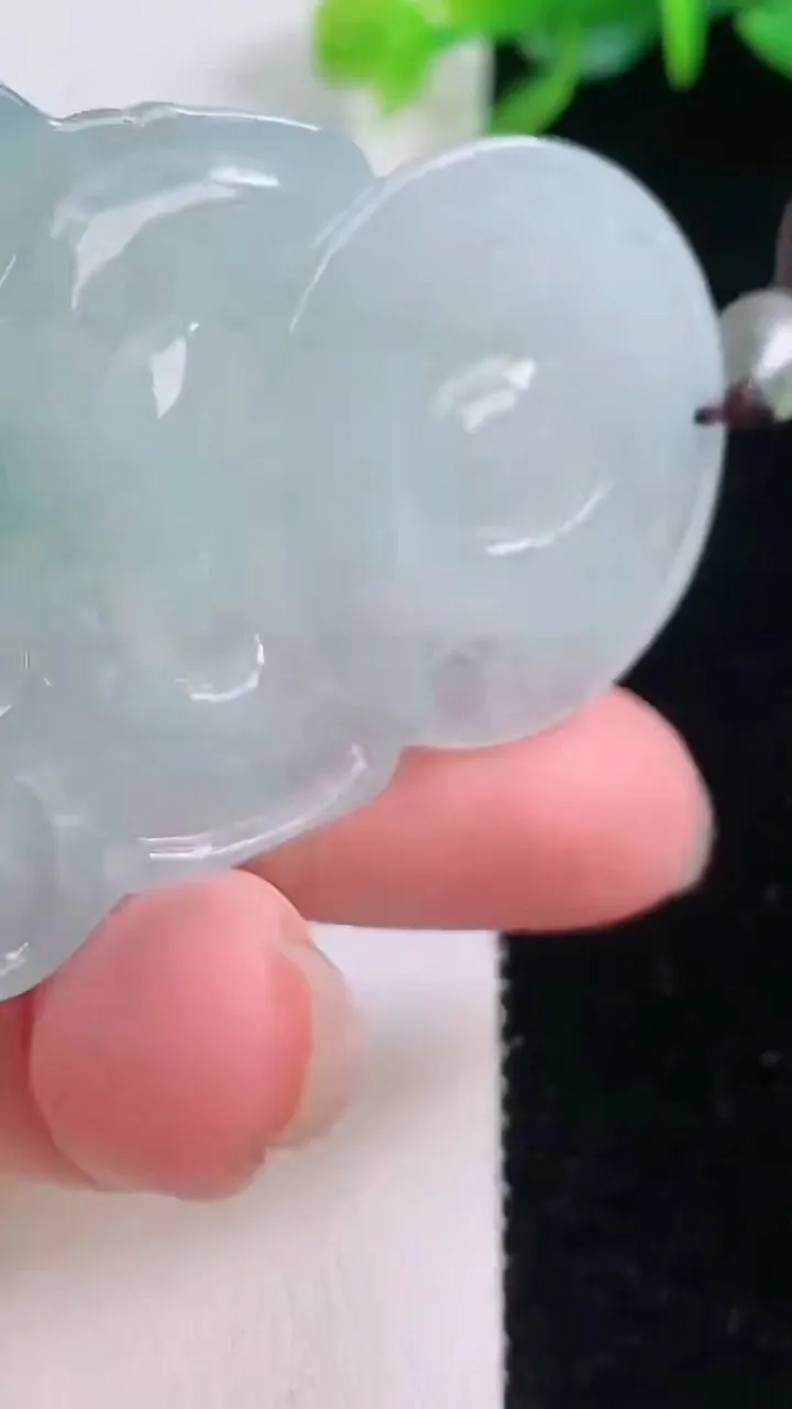 天然A货翡翠冰种飘花观音菩萨吊坠，尺寸55.4-38-5.4，重量:20.88g
12月1日