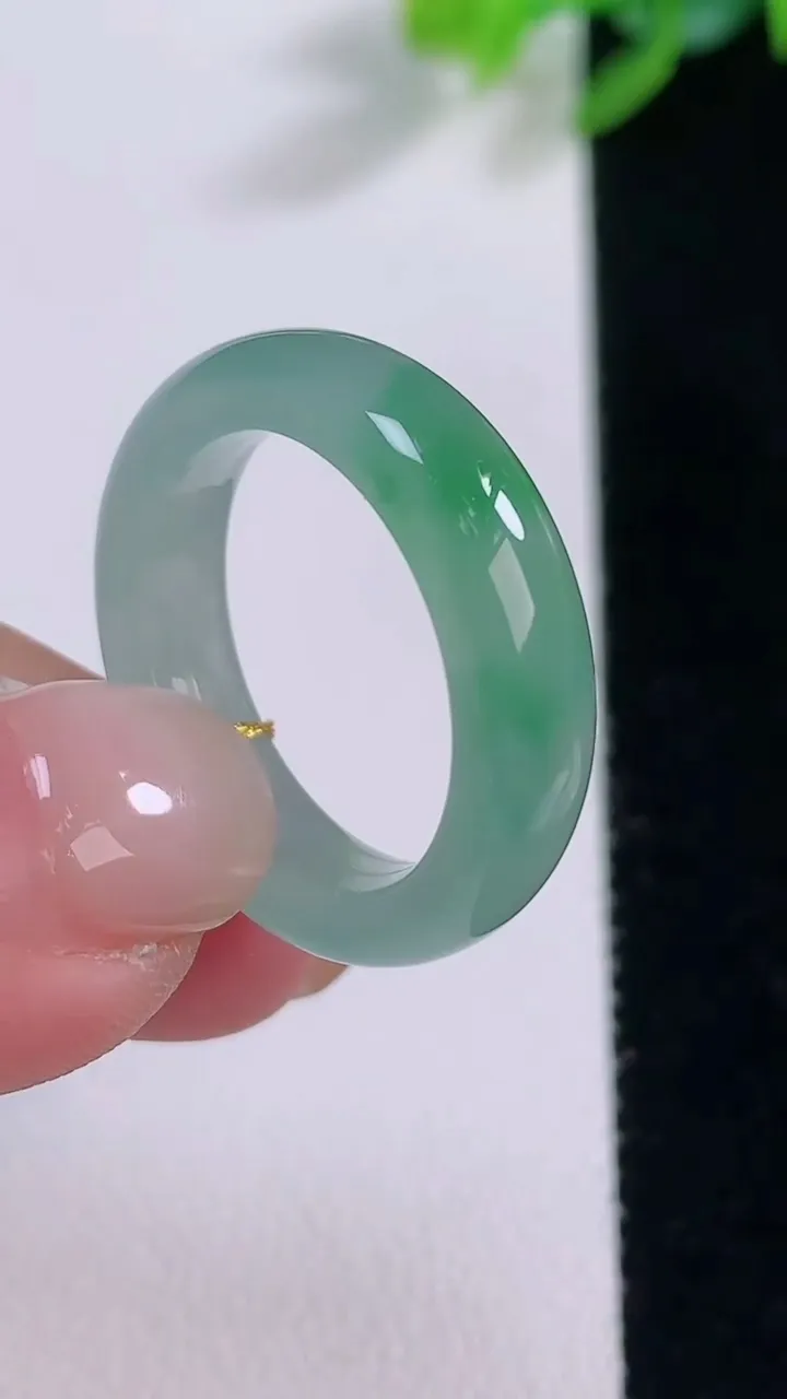 天然A货翡翠指环 戒指，尺寸18-5.6-3.3，重量:4.26g2025年12月1日
工厂直销收藏佳品,种好水足，色泽均匀，有种有色，上手高大气！
