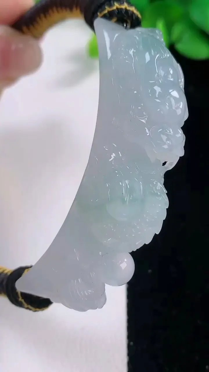 天然A货翡翠冰种飘花龙头手牌 手绳，尺寸59.8-12.8-14.7，重量:38.61g
12月1日