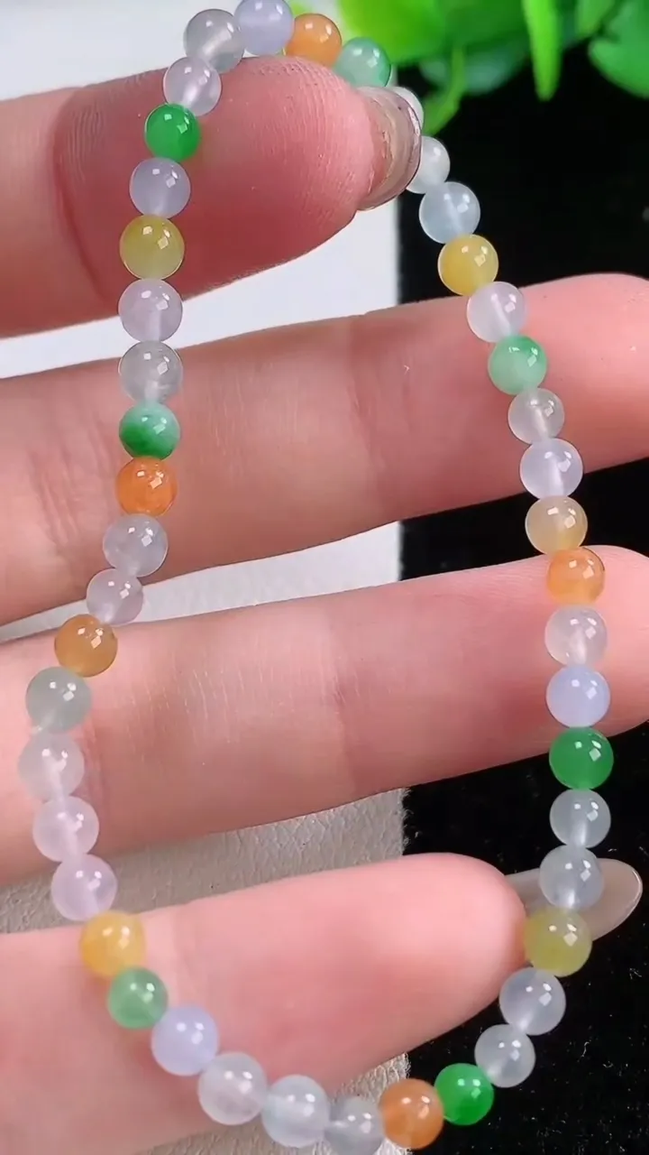 天然A货翡翠种三彩小米圆珠手串45颗，尺寸3.8，重量:4.50g12月1日
工厂直销收藏佳品,种好水足，色泽均匀，有种有色，上手高大气！