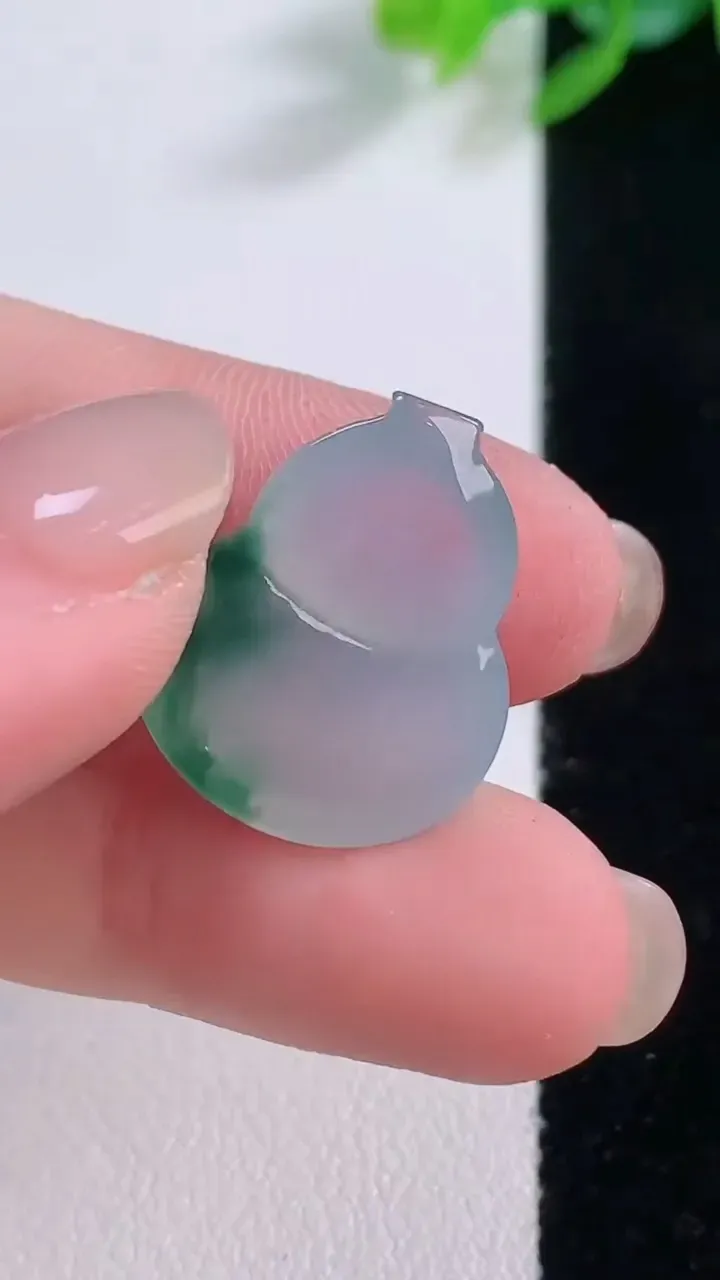 天然A货翡翠冰种飘花葫芦镶嵌件，尺寸20.4-16.7-6，重量:3.48g
12月1日