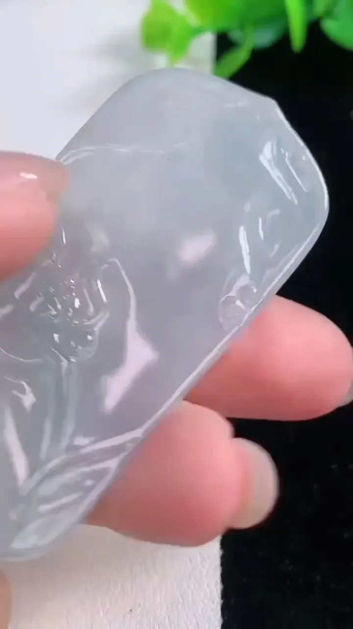 天然A货翡翠文殊菩萨吊坠，尺寸62-28.4-4.5，重量:19.67g
12月1日