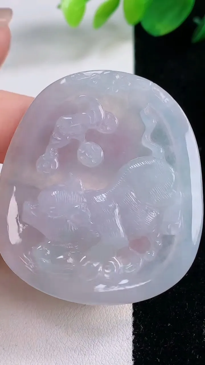 天然A货翡翠飘花生肖猪吊坠，尺寸49.4-44-5.6，重量:21.56g
12月1日