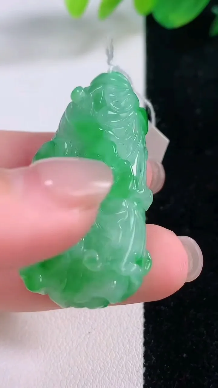 天然A货翡翠白菜吊坠，尺寸42.5-22.5-10，重量:18.73g
12月1日