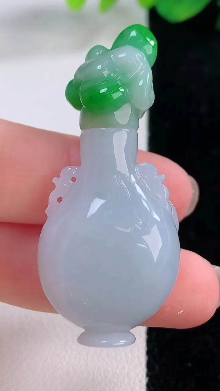 天然A货翡翠花瓶小摆件，尺寸48.8-21.4-12.7，重量:17.78g
12月1日