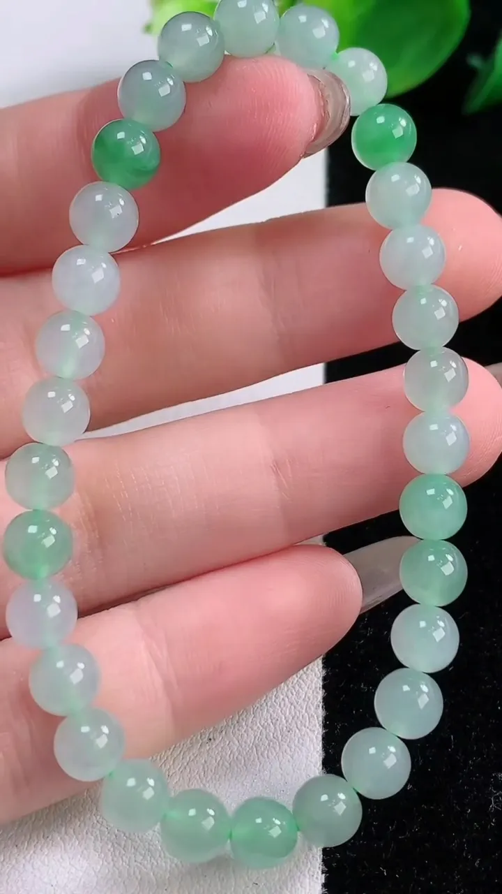 天然A货翡翠圆珠手串，尺寸5.8-30颗，重量:11.05g12月1日
工厂直销收藏佳品,种好水足，色泽均匀，有种有色，上手高大气！