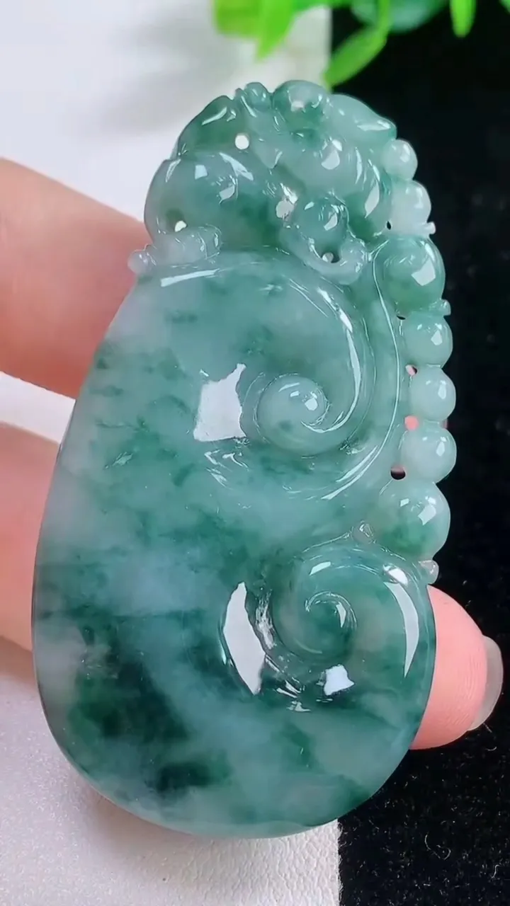 天然A货翡翠飘花如意吊坠，尺寸58-30.3-8.4，重量:27.00g
12月1日