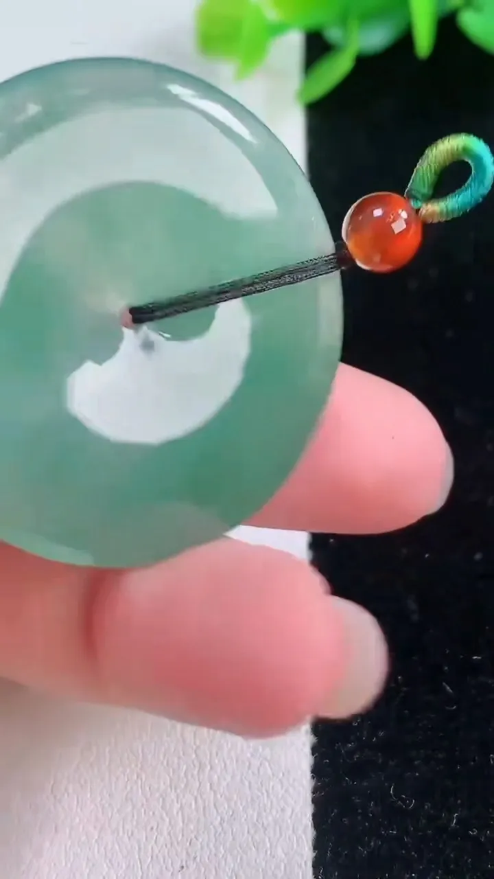 天然A货翡翠平安扣吊坠，尺寸37.4-4.6，重量:14.65g
12月1日