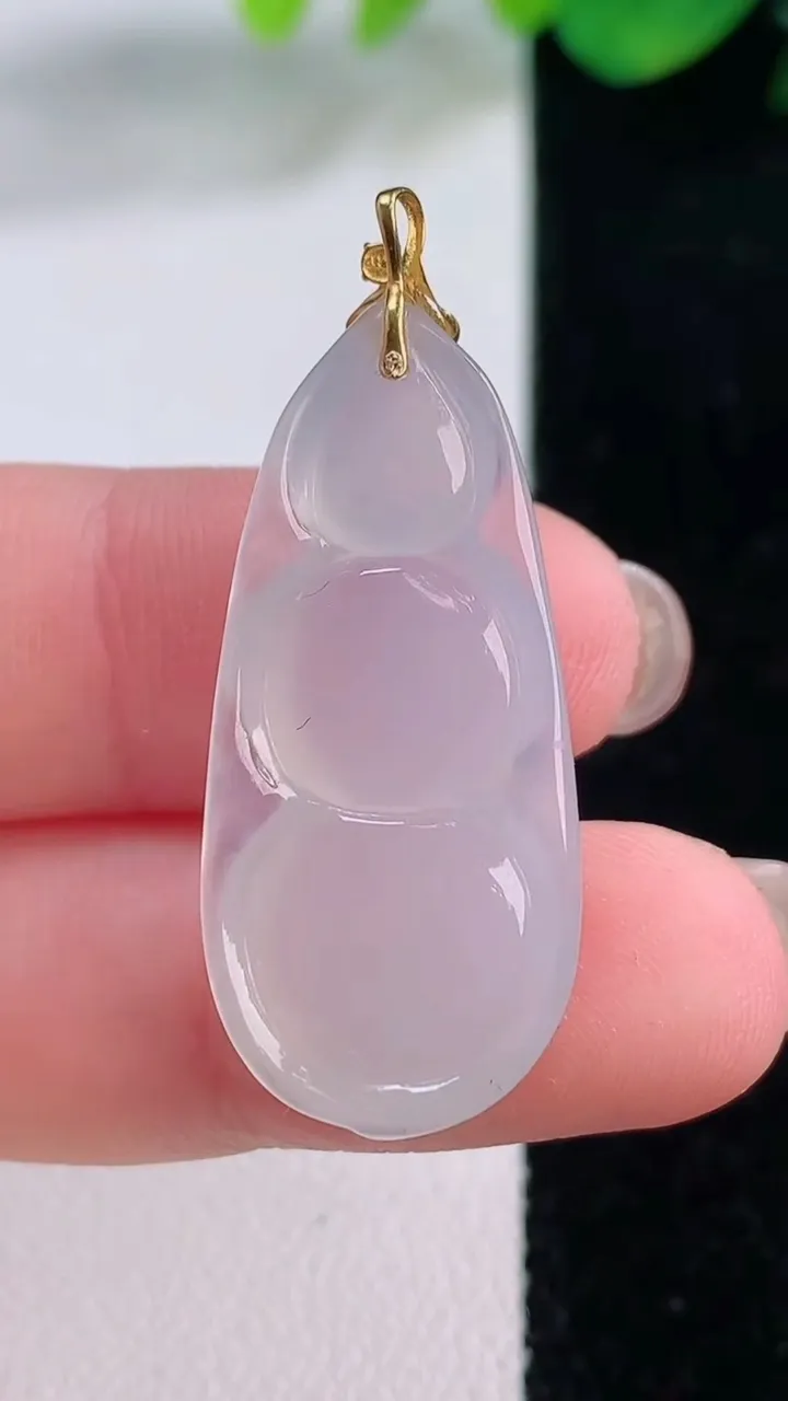 天然A货翡翠种白冰福豆吊坠，尺寸32.4-14.8-6，重量:5.12g
12月1日