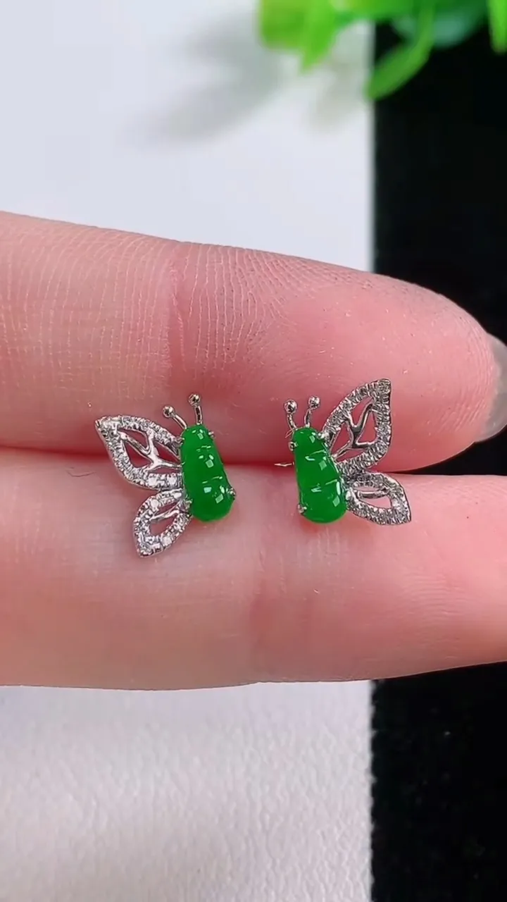 天然A货翡翠蝴蝶 福豆耳钉，尺寸5.8-3，重量:0.96g
12月1日