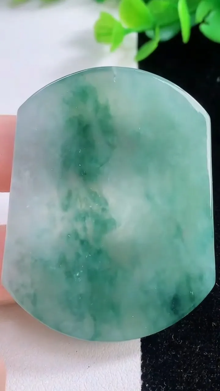 天然A货翡翠牌吊坠，尺寸55.2-43.4-45，重量:28.70g
12月1日