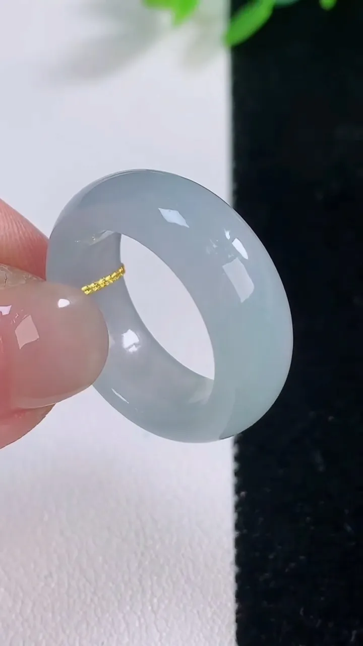 天然A货翡翠指环 戒指，尺寸17.7-7.7-3.6，重量:6.27g2025年12月1日
工厂直销收藏佳品,种好水足，色泽均匀，有种有色，上手高大气！