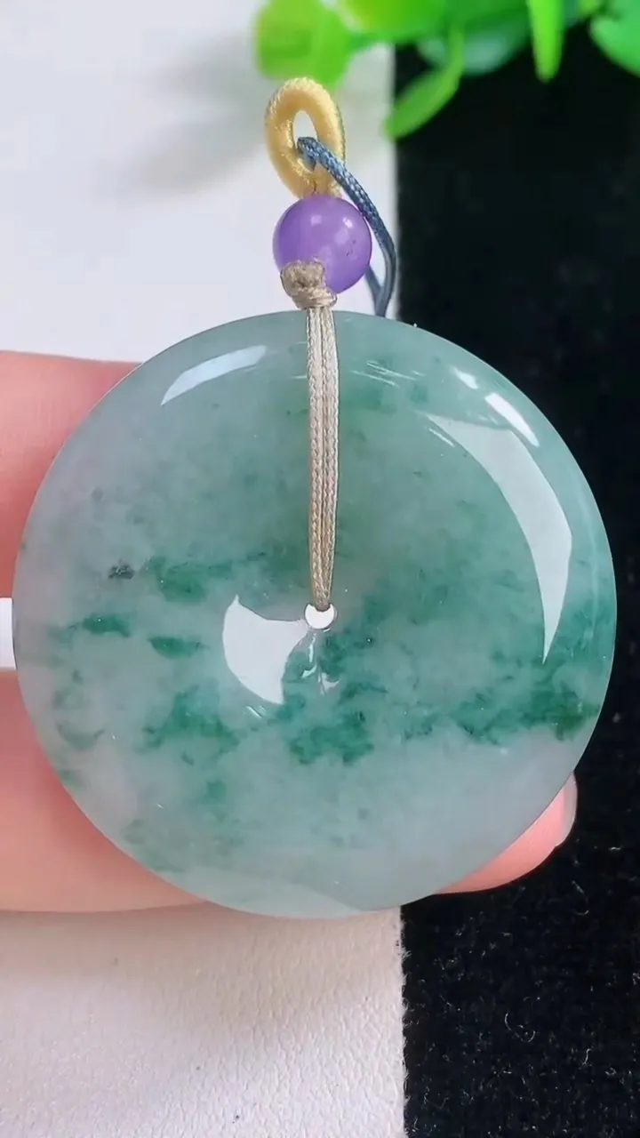 天然A货翡翠冰种飘花平安扣吊坠，尺寸37.3-6.3，重量:19.44g
12月1日