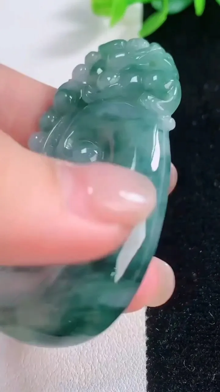 天然A货翡翠飘花如意吊坠，尺寸58-30.3-8.4，重量:27.00g
12月1日