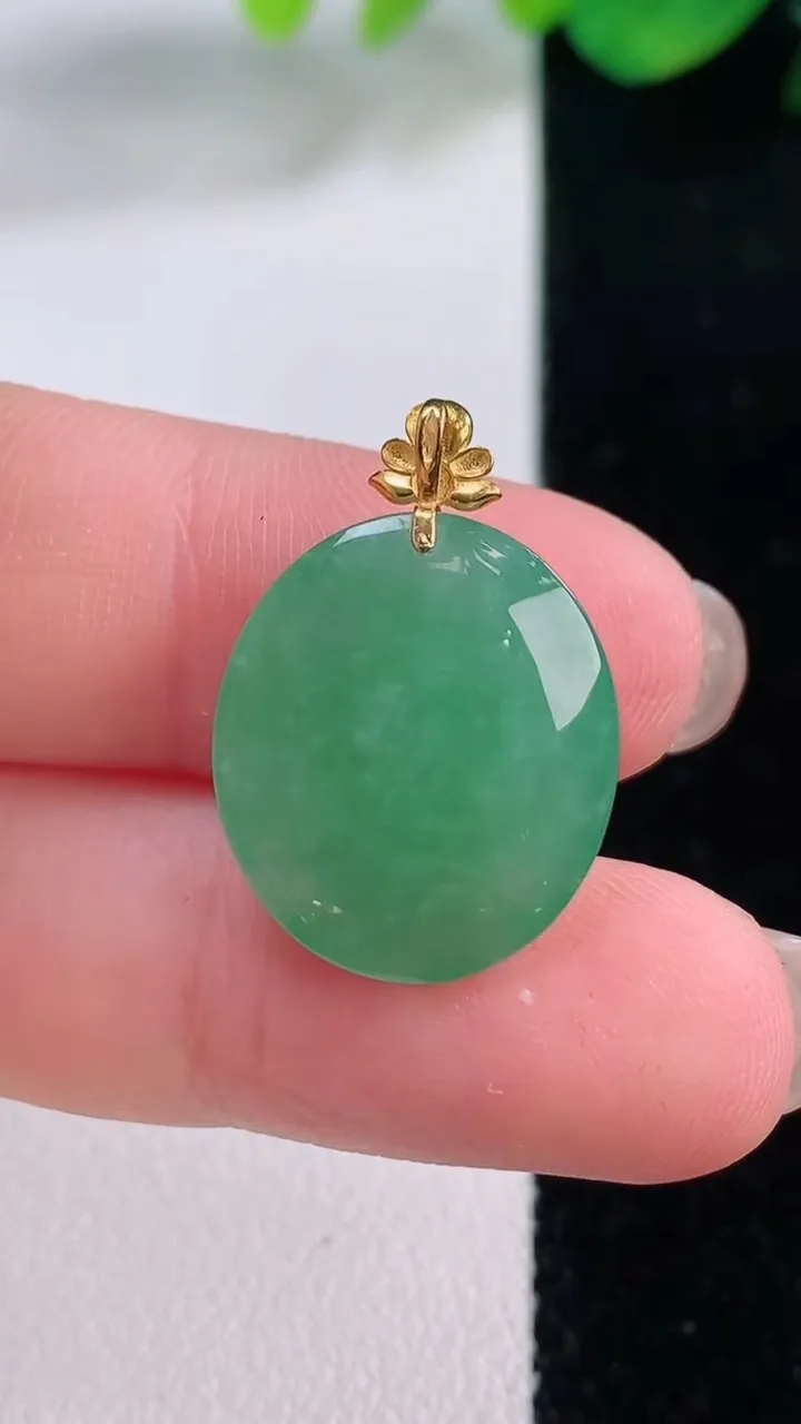 天然A货翡翠蛋面吊坠，尺寸18-16-6.9，重量:3.48g
12月1日