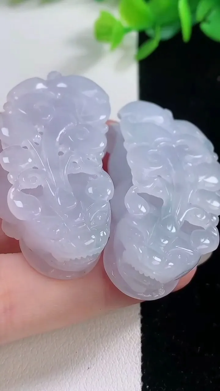 天然A货翡翠紫罗兰貔貅吊坠一对，尺寸43.4-23-12，重量:52.48g
12月1日