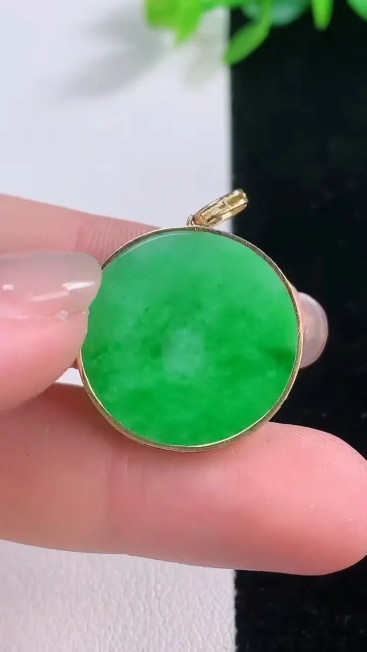 天然A货翡翠无事牌吊坠，尺寸20.7-1.8，重量:2.38g
12月1日