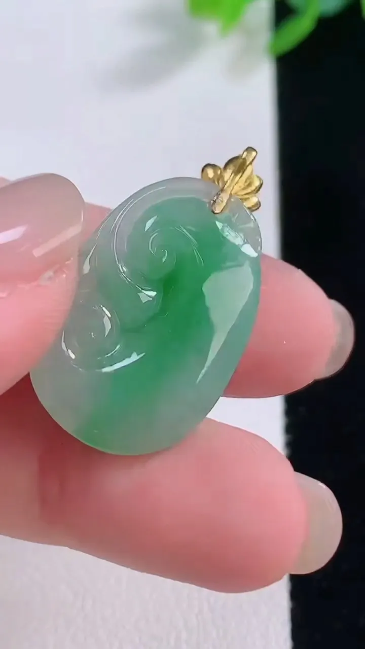 天然A货翡翠如意吊坠，尺寸23-16.4-6，重量:4.60g
12月1日