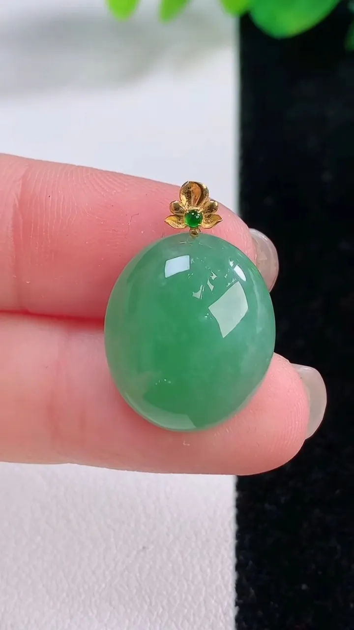 天然A货翡翠蛋面吊坠，尺寸18-16-6.9，重量:3.48g
12月1日