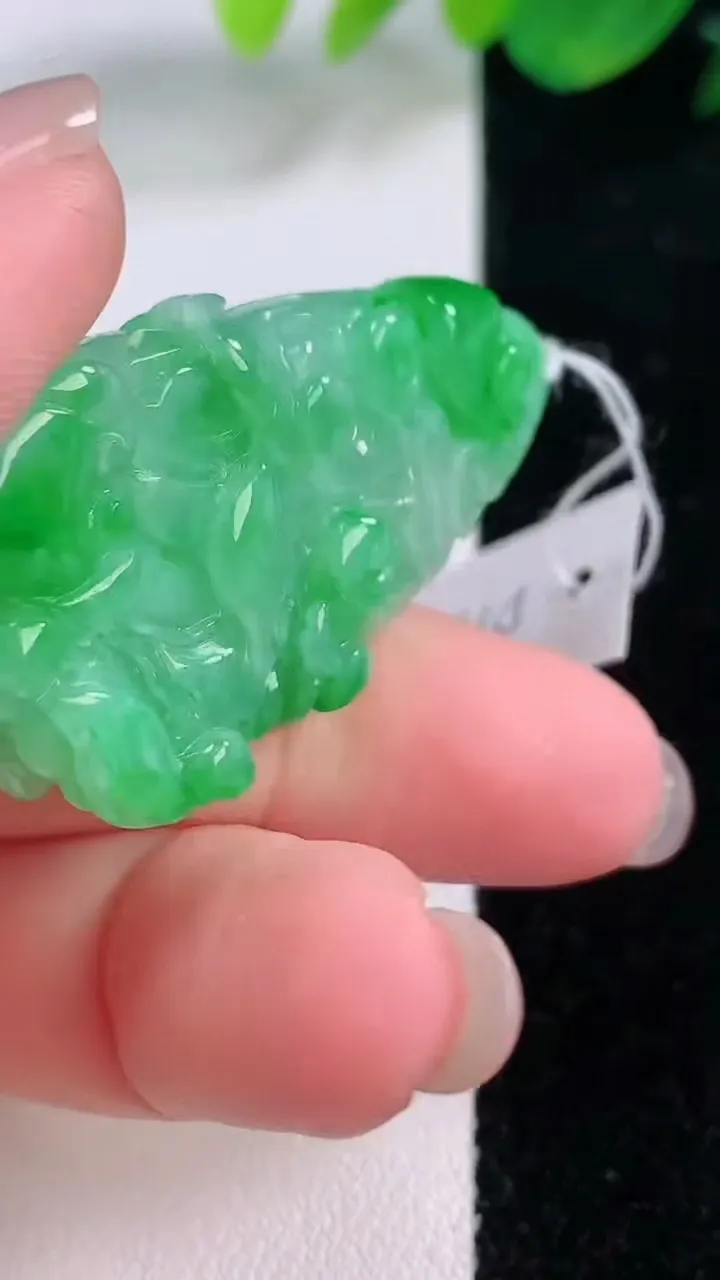 天然A货翡翠白菜吊坠，尺寸42.5-22.5-10，重量:18.73g
12月1日