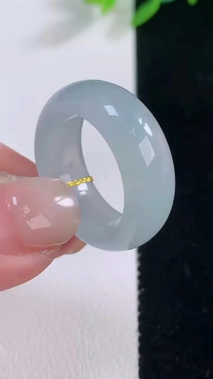 天然A货翡翠指环 戒指，尺寸17.7-7.7-3.6，重量:6.27g2025年12月1日
工厂直销