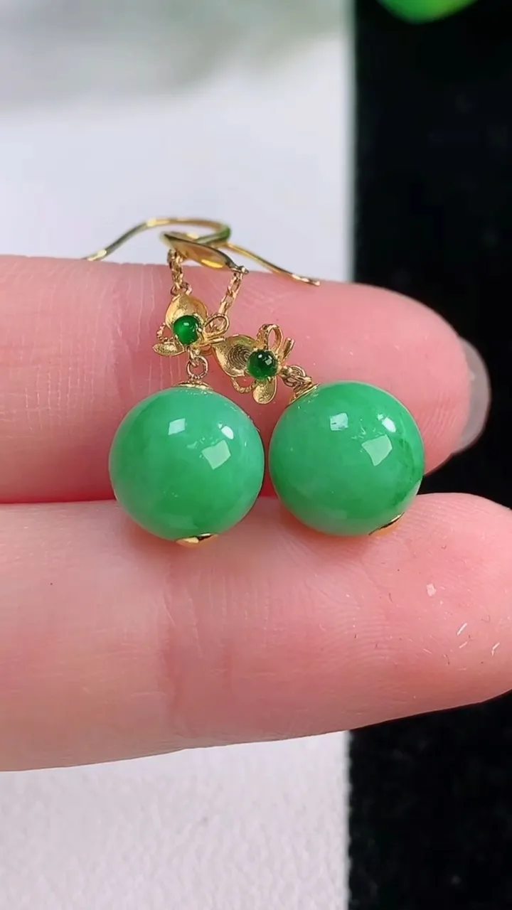 天然A货翡翠圆珠耳坠，尺寸9，重量:2.98g12月1日
工厂直销收藏佳品,种好水足，色泽均匀，有种