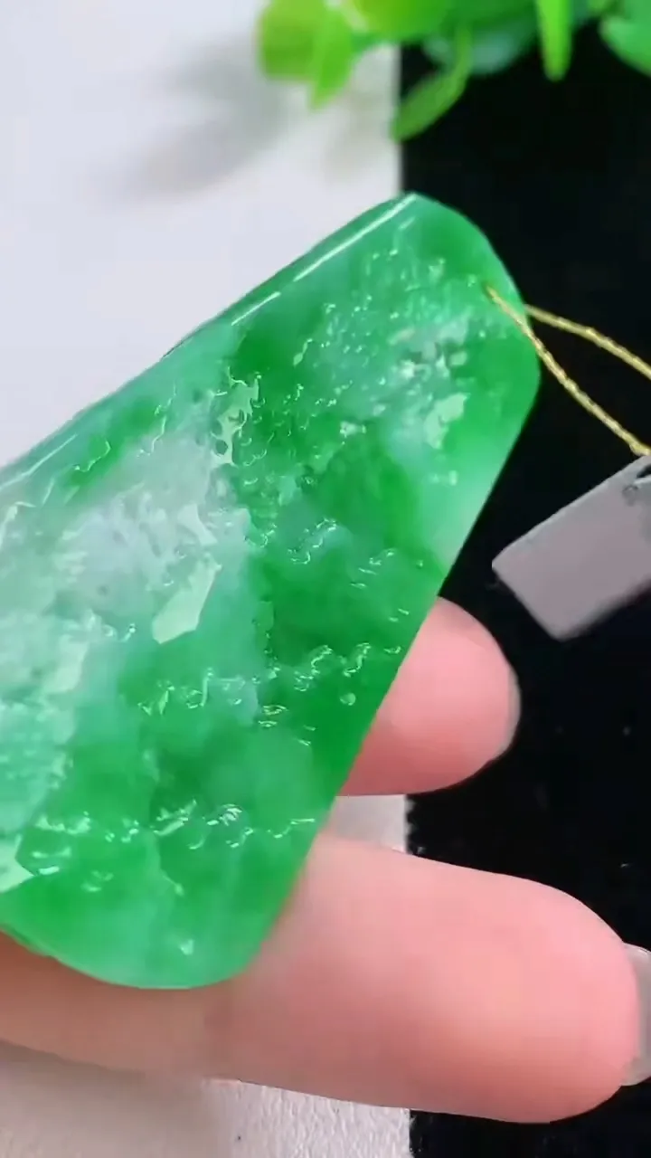 天然A货翡翠山水牌吊坠，尺寸54.6-31-4.7，重量:15.75g
12月1日