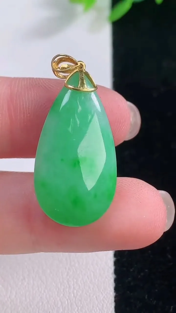 天然A货翡翠水滴吊坠，尺寸26.2-14.4-8.2，重量:5.47g
12月1日