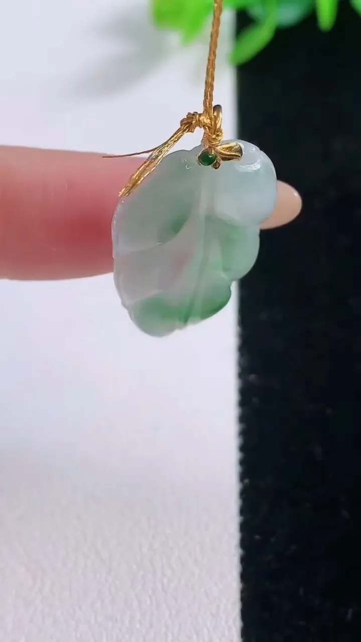 天然A货翡翠金枝玉叶 叶子吊坠，尺寸26.3-15.3-3.5，重量:3.00g
12月1日