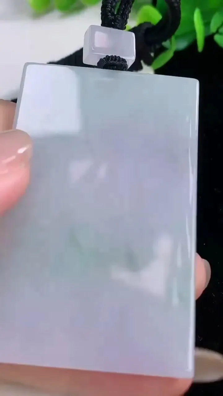 天然A货翡翠无事牌吊坠，尺寸63-41.7-4.7，重量:45.56g
12月1日