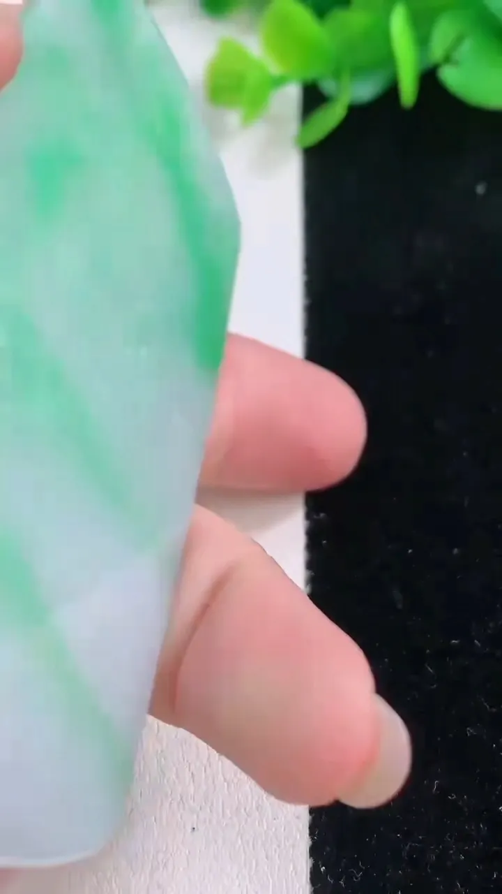 天然A货翡翠山水牌吊坠，尺寸76-47.3-5，重量:44.22g
12月1日