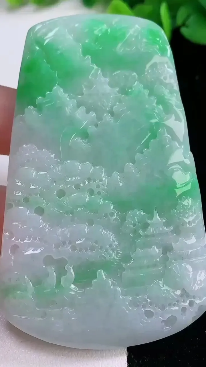 天然A货翡翠山水牌吊坠，尺寸76-47.3-5，重量:44.22g
12月1日