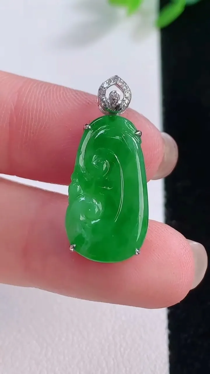 天然A货翡翠如意吊坠，尺寸20-11.6-4，重量:2.04g
12月1日