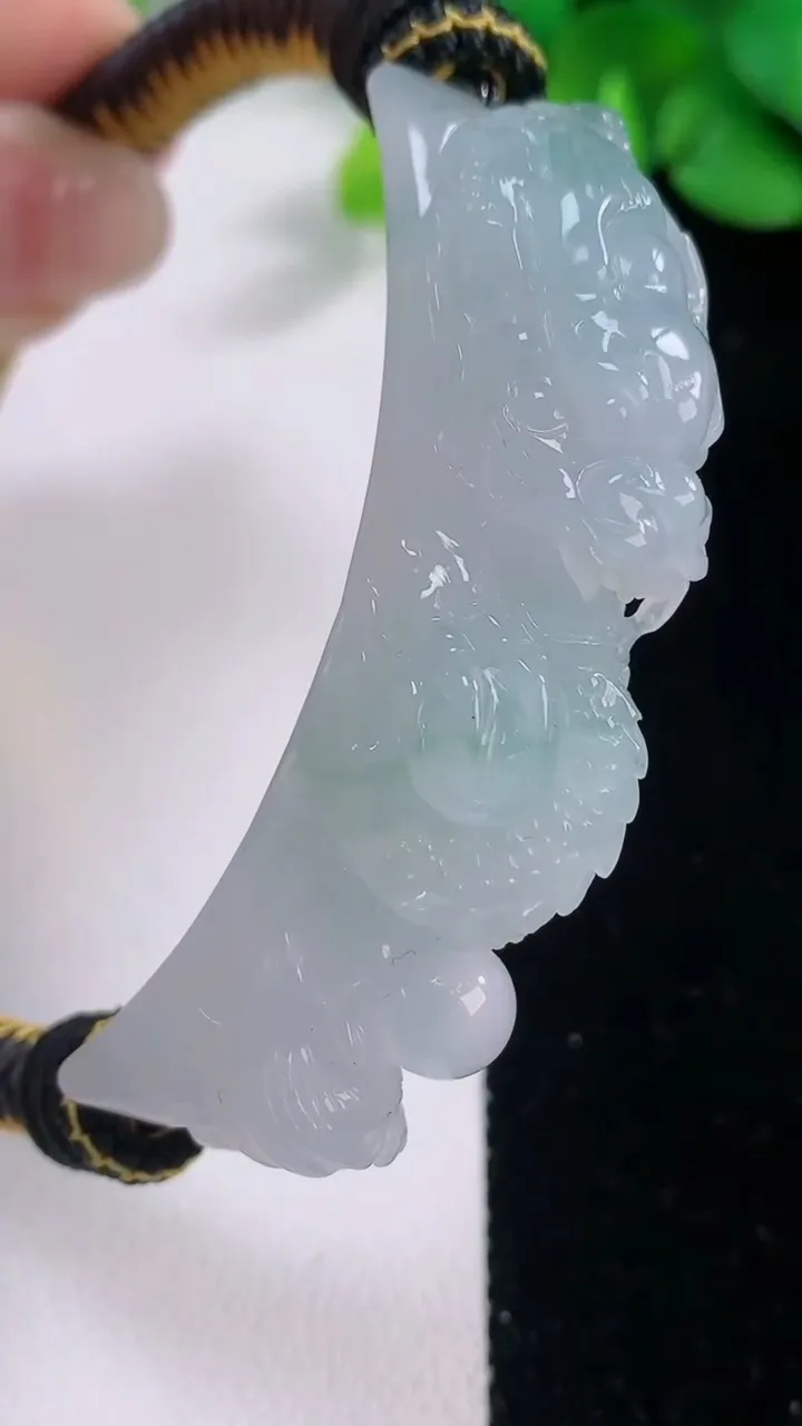 天然A货翡翠冰种飘花龙头手牌 手绳，尺寸59.8-12.8-14.7，重量:38.61g
12月1日