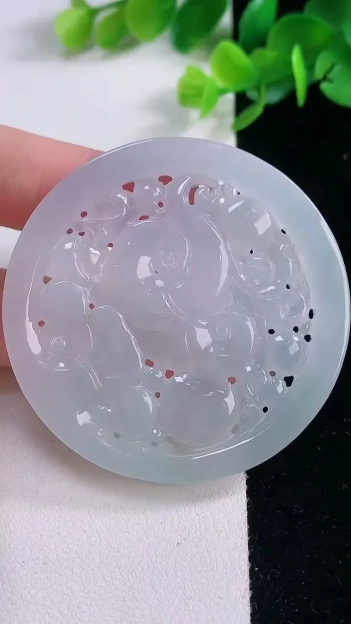 天然A货翡翠冰种紫罗兰麒麟牌吊坠，尺寸55-5.4，重量:35.28g
12月1日