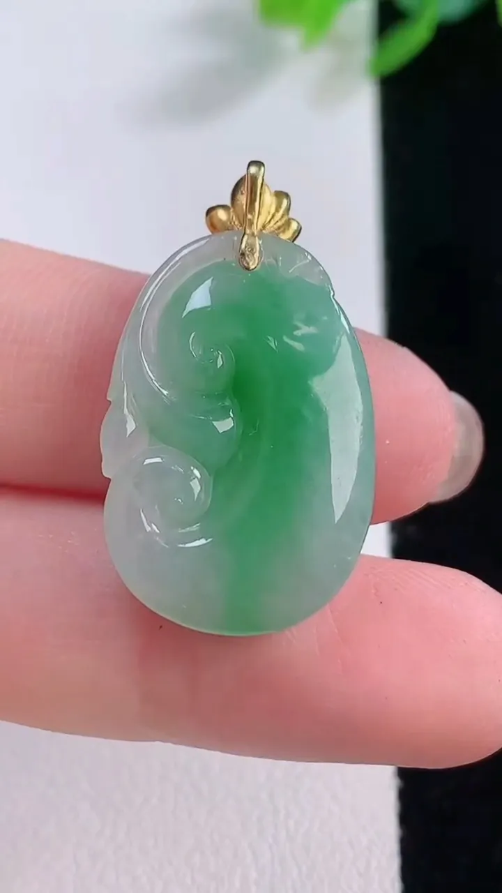 天然A货翡翠如意吊坠，尺寸23-16.4-6，重量:4.60g
12月1日