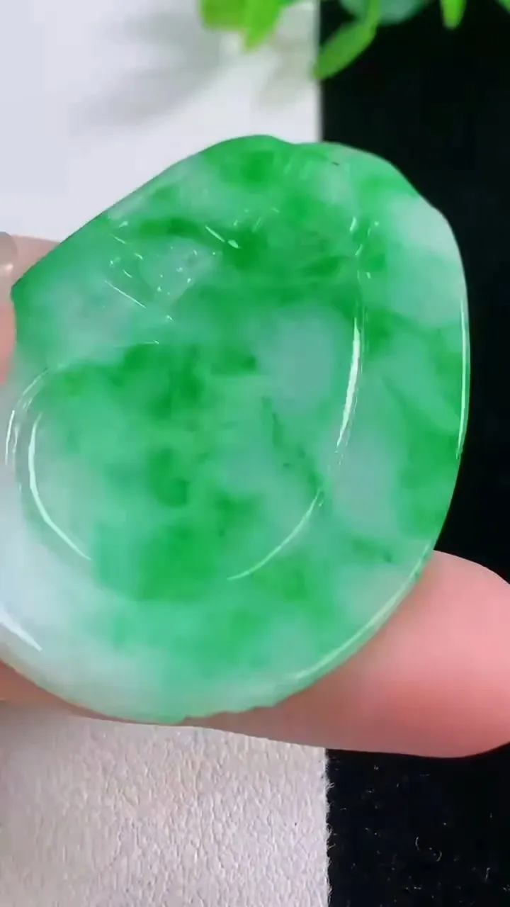 天然A货翡翠貔貅牌吊坠，尺寸51-35-3，重量:14.31g
12月1日