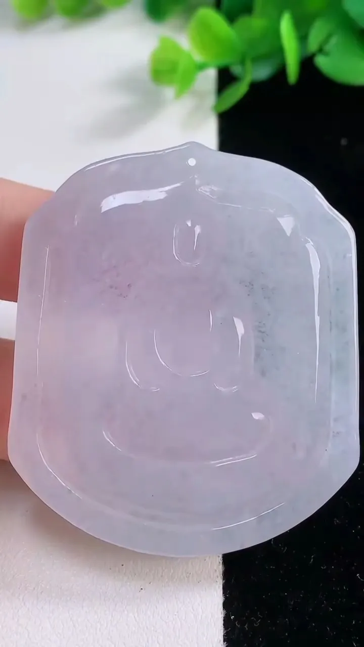 天然A货翡翠大日如来吊坠，尺寸53.8-45.4-5.7，重量:28.72g
12月1日