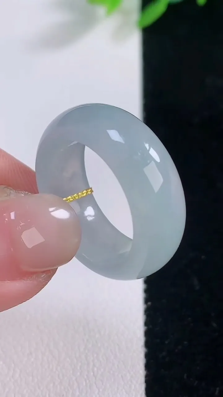 天然A货翡翠指环 戒指，尺寸17.7-7.7-3.6，重量:6.27g2025年12月1日
工厂直销