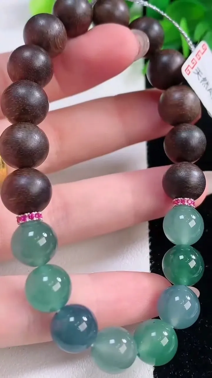 天然A货翡翠种双彩紫罗兰圆珠檀香手串8颗，尺寸9.6，重量:22.54g12月1日
工厂直销收藏佳品,种好水足，色泽均匀，有种有色，上手高大气！